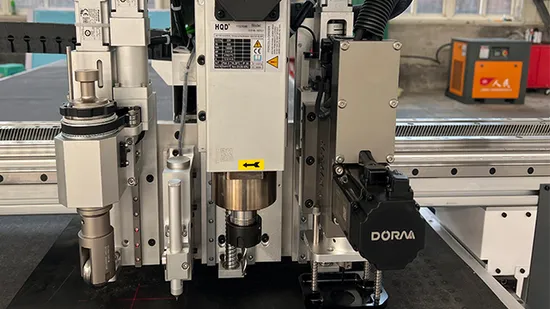 Alta macchina da taglio a lama oscillante CNC da 400 W con ruote per cordonatura/penna per segni per poliuretano PU/gomma/pavimento in PVC/schiuma EVA/scatola di carbonio 1600*3000mm